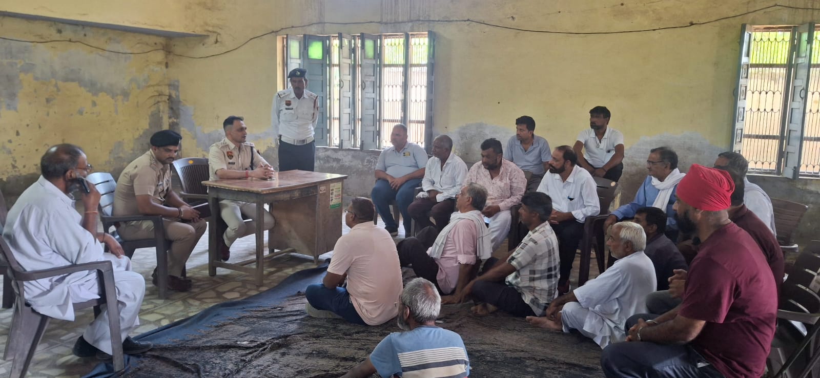 ट्रक चालकों व पदाधिकारियों को यातायात नियमों के प्रति किया जागरूक